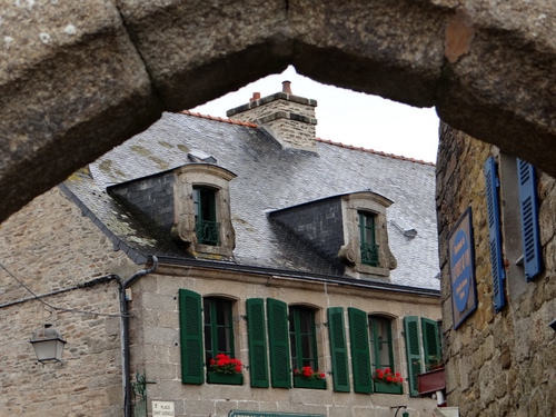 Immagine con finestre, abbaini, fiori, arco, persiane, verde, comignoli, due