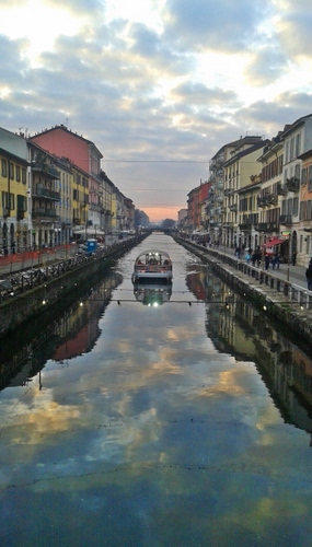 Immagine con barca, canale, riflesso, nuvole, acqua, case, cielo, palazzi, milano