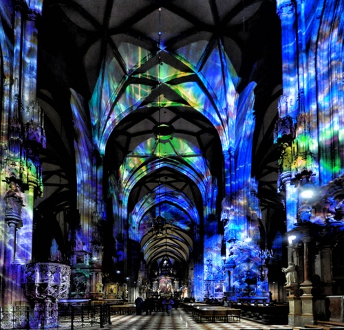 Immagine con chiesa, blu, interno, colori, archi, luci, navata, verde, soffitto, azzurro
