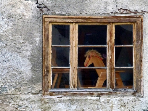 Immagine con finestra, legno, cavallo, muro, giocattolo, vetro, vetri, quadrati, crepe