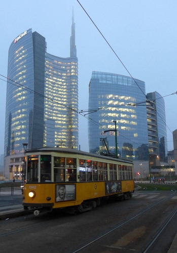 Immagine con tram, grattacieli, giallo, luci, milano, fili, strada, finestre, palazzi