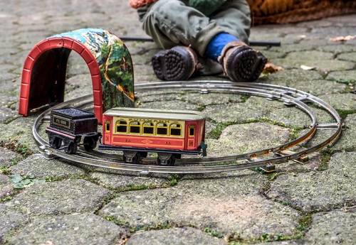 Immagine con giocattolo, vagone, scarpe, trenino, treno, galleria, binari, rotaie, cerchio, piedi, metallo, ponte, bambino, rosso, giochi, locomotiva, giocattoli, gambe