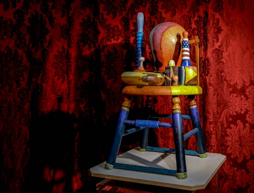 Immagine con rosso, sgabello, sedia, giocattolo, tenda, blu, legno, giocattoli, tavolo, trottola, colori