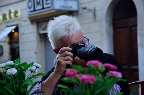 Immagine con fiori, fotografo, capelli, occhiali, donna, mano, insegne, macchina, obiettivo, fotografa