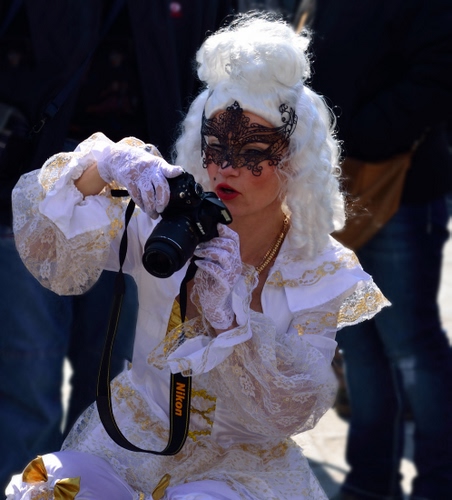 Immagine con parrucca, maschera, bianco, donna, guanti, carnevale, fotocamera, fotografa, costume, fotografia, fotografo, pizzo