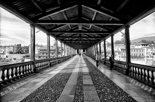 Immagine con ponte, bianconero, prospettiva, tetto, bicicletta, legno, persone, strada, bassano, case, passanti, travi