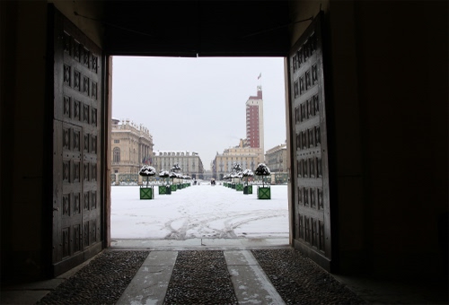 Immagine con neve, piazza, portone, bianco, porta, piante, inverno, alberi, torino