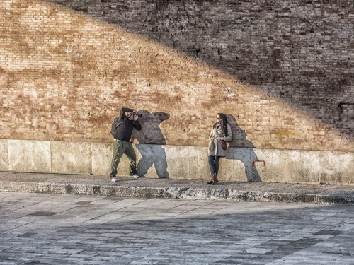 Immagine con fotografo, modella, muro, ombre, ombra, due, donna, strada