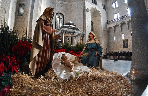 Immagine con presepe, paglia, statue, chiesa, madonna, bambino, giuseppe, croce, natività