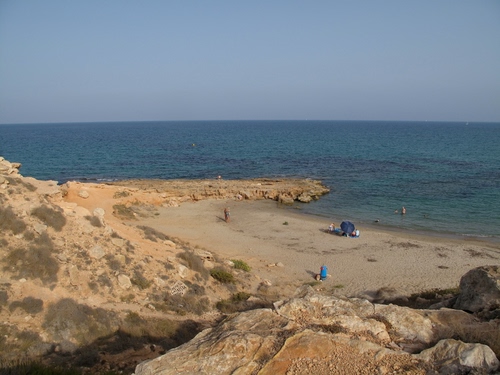 Immagine con mare, spiaggia, sabbia, acqua, rocce, cielo, ombrellone, bagnanti, scogli