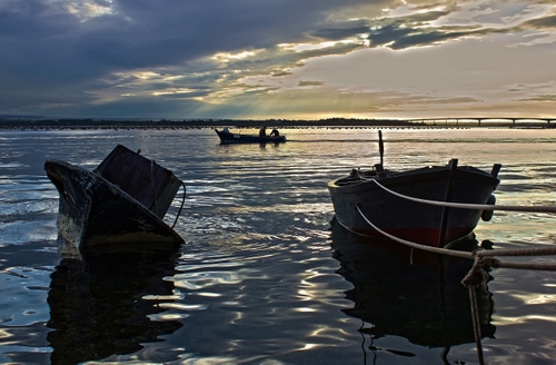 Immagine con barche, mare, acqua, tramonto, nuvole, ponte, pescatori, riflessi, corde