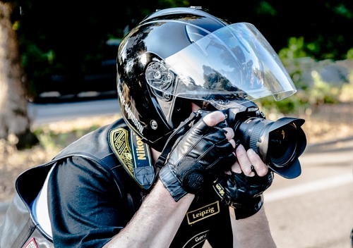 Immagine con casco, guanti, fotografo, fotocamera, visiera, obiettivo, motociclista, mani, nero, reflex