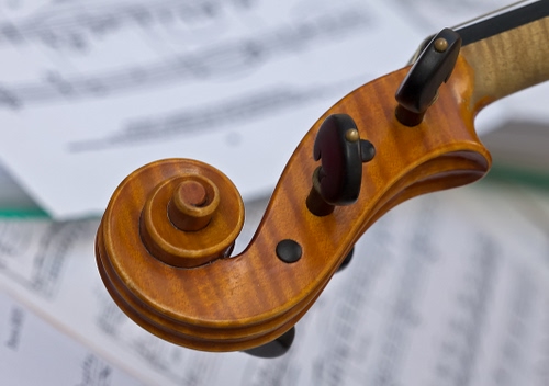 Immagine con spirale, legno, strumento, violino, musica, spartiti