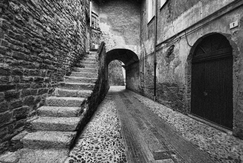 Immagine con arco, vicolo, scala, scalini, bianconero, strada, portone, numero, scale, gradini, sassi, pietra, nero, sottopasso, muro, porte, prospettiva, porta, archi, mattoni, acciottolato, scalinata, volto