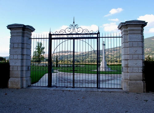 Immagine con cancello, cimitero, croce, erba, nuvole, pilastri, verde, scritta, colonne, assisi, ferro