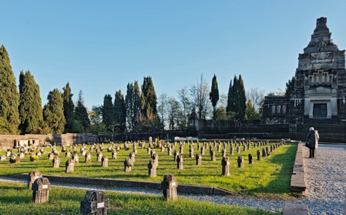 Immagine con cimitero, alberi, tombe, prato, lapidi, erba, verde, croci, cielo, persona