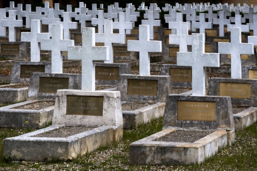 Immagine con cimitero, croci, tombe, bianco, lapidi, erba, camposanto, targhe, guerra, ghiaia, tante