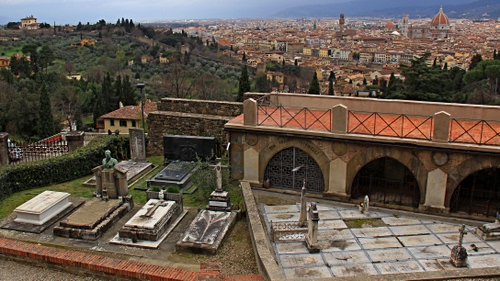 Immagine con cimitero, tombe, croci, città, panorama, firenze, alberi