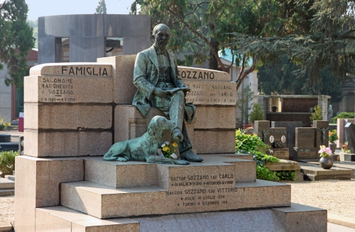 Immagine con cimitero, cane, monumento, statua, tomba, fiori, tombe, alberi, uomo, verde, bronzo, lapidi, statue, marmo