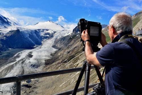 Immagine con fotografo, montagna, montagne, cavalletto, ghiacciaio, neve, uomo, panorama, cielo, macchina, ringhiera