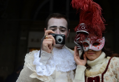 Immagine con carnevale, fotografo, maschere, piume, rosso, bianco, maschera, fotocamera