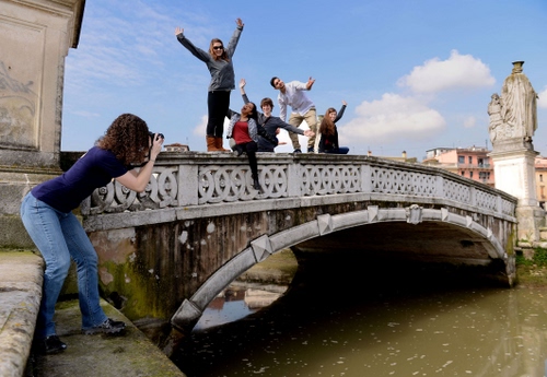 Immagine con ponte, acqua, fiume, ragazzi, canale, statua, fotografo, posa, fotografa, foto