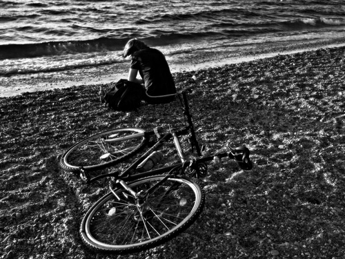 Immagine con bicicletta, spiaggia, mare, bianconero, sabbia, onde, ruote, persona, acqua, uomo, zaino, bici, solitudine