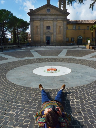 Immagine con chiesa, piazza, fotografo, alberi, stemma, cerchi