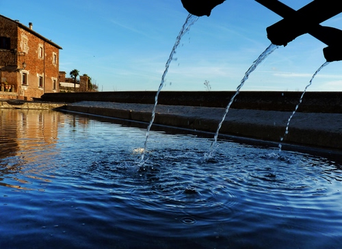 Immagine con acqua, casa, lavatoio, fontana, riflesso, tre, zampilli, riflessi, cielo