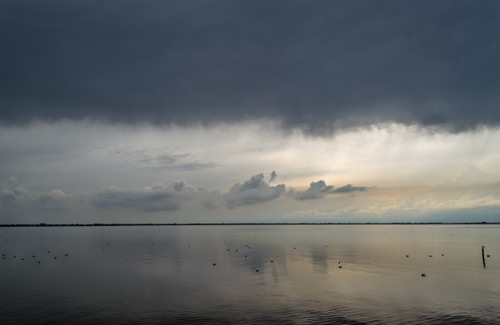 Immagine con nuvole, mare, acqua, cielo, orizzonte, riflesso, maltempo, lago, riflessi