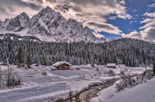Immagine con neve, inverno, montagna, baita, alberi, paesaggio, nuvole, montagne, panorama