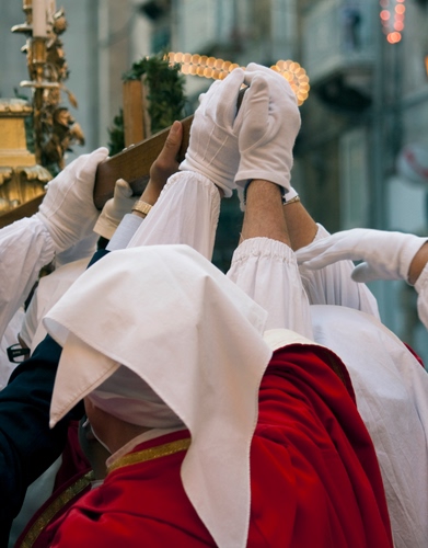 Immagine con mani, rosso, guanti, devozione, bianco, processione, religione