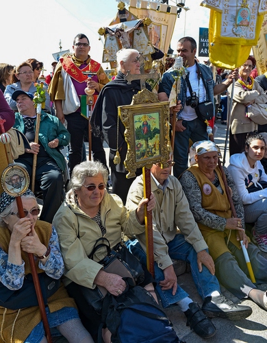 Immagine con persone, stendardi, fedeli, donne, devozione, gente, santi, gruppo, uomini