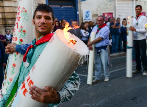 Immagine con ceri, processione, fiamma, devozione, candele, fuoco, persone, cero