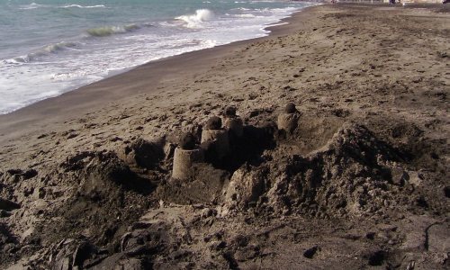 Immagine con mare, spiaggia, sabbia, onde, castelli, acqua, forme, onda, castello, torri