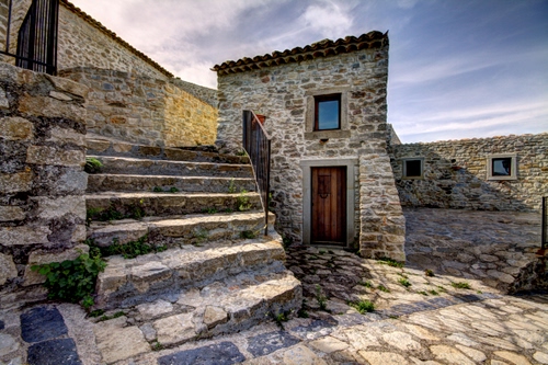 Immagine con porta, casa, scala, pietra, gradini, finestre, pietre, scalini, nuvole, finestra