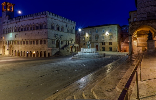 Immagine con fontana, piazza, luci, notturno, palazzi, finestre, notte, gradini, lampioni, scalinata, luna, portico, palazzo, perugia, strada, torre, case, archi, cielo, blu, scalini, statua, arco