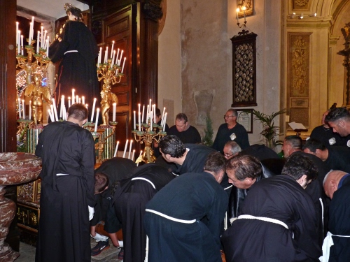 Immagine con candele, chiesa, devozione, frati, santo, statua, cordoni, candelabri, processione, interno