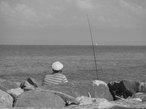 Immagine con mare, pescatore, bianconero, scogli, canna, pescare, cappello, pesca