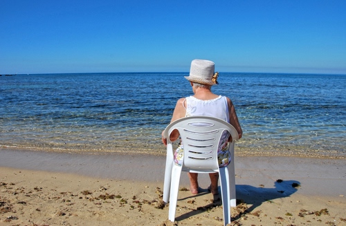 Immagine con mare, sedia, spiaggia, cappello, sabbia, donna, acqua