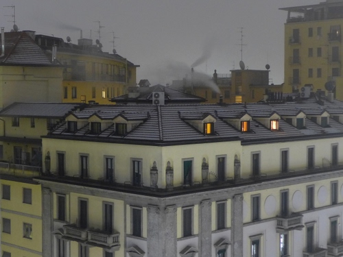 Immagine con fumo, abbaini, finestre, comignoli, tetti, luci, palazzi, palazzo, cielo, camini, case