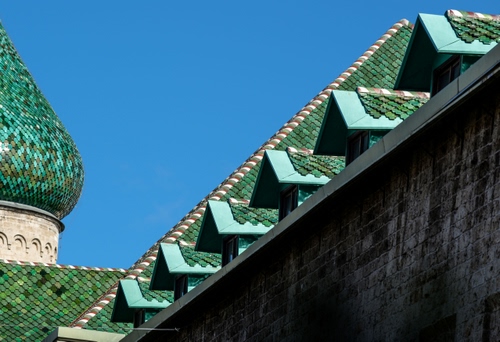 Immagine con abbaini, verde, tetto, cupola, cielo, tegole, tetti, azzurro, muro