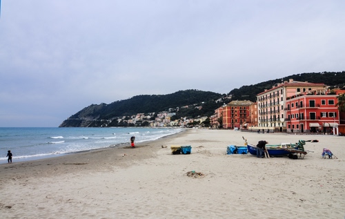 Immagine con mare, spiaggia, barca, sabbia, palazzi, case, persone, panorama, cielo