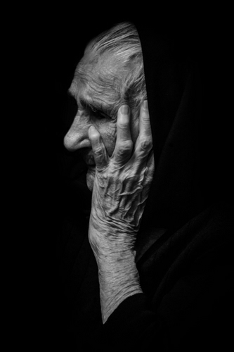 Immagine con donna, bianconero, mano, vecchia, anziana, mani, nero, rughe, profilo
