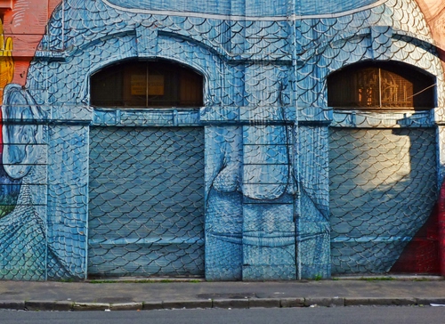 Immagine con serrande, murales, finestre, azzurro, murale, faccia, disegno, naso, orecchio, due, muro, occhi