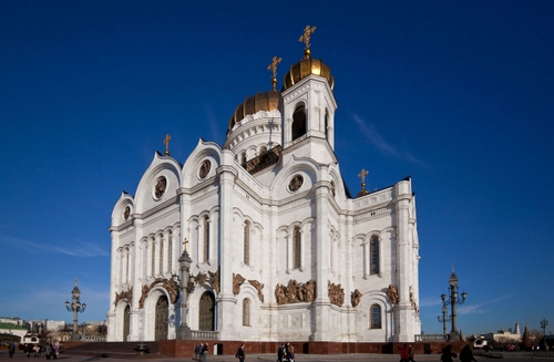 Immagine con chiesa, bianco, cupole, oro, croci, cielo, lampioni, azzurro