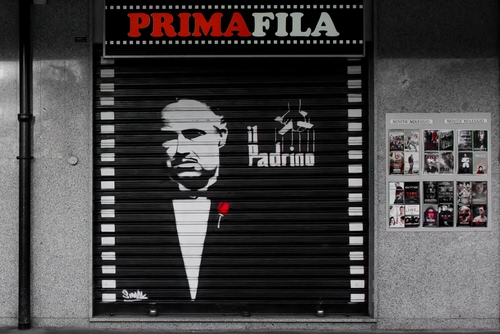 Immagine con serranda, padrino, nero, attore, film, cinema, disegno, rosso, locandina
