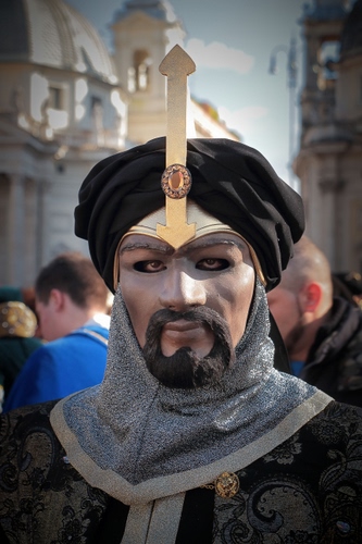 Immagine con maschera, barba, nero, turbante, occhi, carnevale, freccia, costume, cappello, uomo, chiesa, grigio, volto