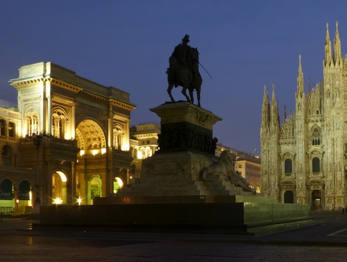 Immagine con monumento, duomo, arco, milano, cavallo, statua, luci, piazza