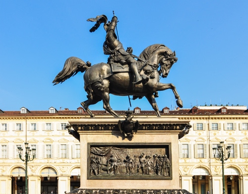 Immagine con monumento, cavallo, statua, lampioni, palazzo, equestre, cavaliere, finestre
